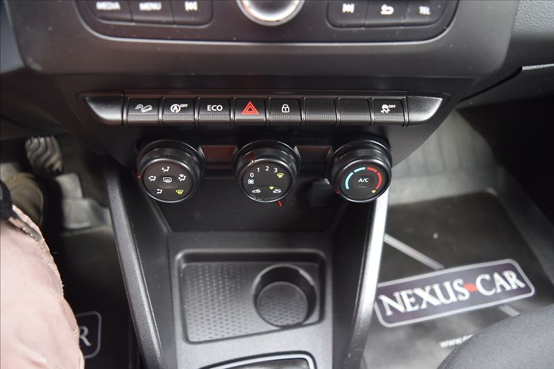 Dacia Duster 1,6 i 84KW 4X4 TAŽNÉ NOVÁ STK - fotka 35 z 42