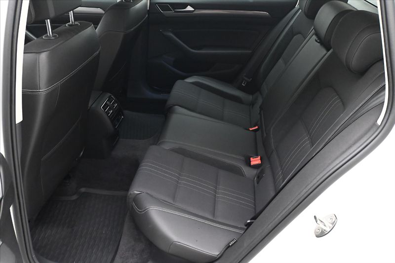 Volkswagen Passat 2,0 TDI 140kW DSG Alltrack 4Mo - fotka 14 z 32