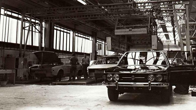 Tatra 603 před branou závodu Příbor