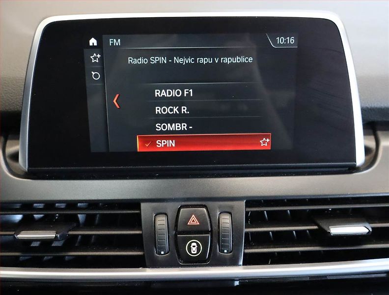 BMW Řada 2 (2017) Luxury Line 218d Gran Tourer - fotka 12 z 26
