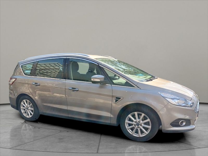 Ford S-MAX 2,0 Titanium 110 kW PowerShift - fotka 9 z 39