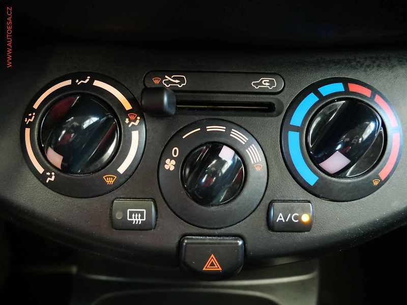 Nissan Micra (2009) 1.2i, Klima - fotka 17 z 18