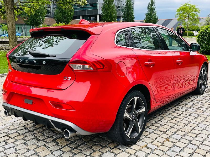 Volvo V40 2.0 D3 R-DESIGN MANUÁL TAŽNÉ - fotka 13 z 45