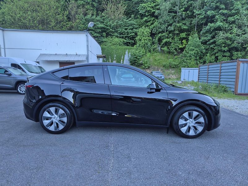 Tesla Model Y RWD 220kw 19ALU SOH 95% - fotka 7 z 49