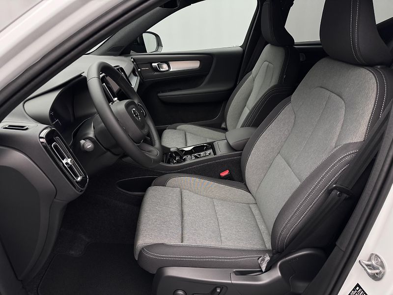 Volvo XC40 (2026) B3 AUT DARK PLUS - fotka 3 z 22