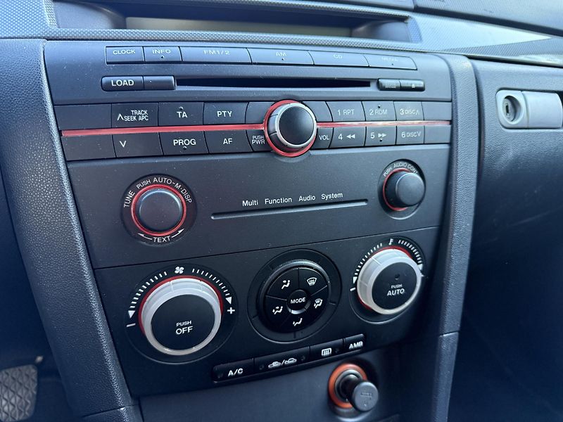 Mazda 3 2.0 Sport - fotka 30 z 32