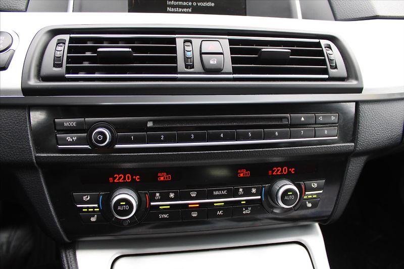 BMW Řada 5 530d xDrive NAVI SERVIS.KN. ČR - fotka 21 z 26