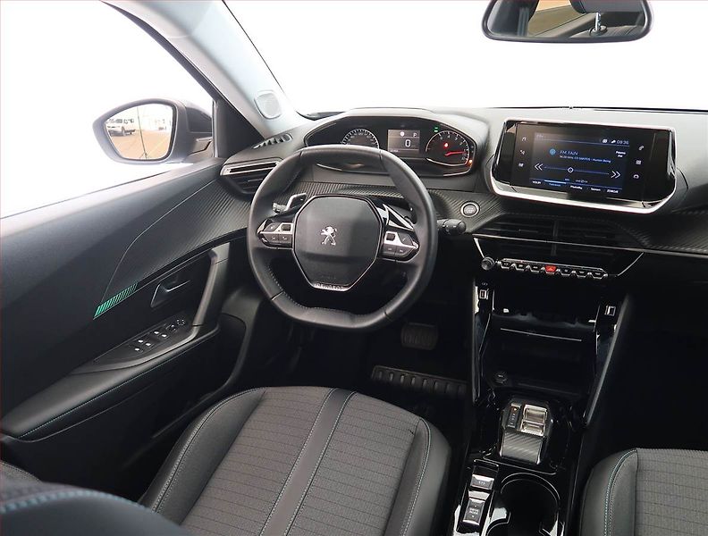 Peugeot 2008 (2022) Allure 1.2 PureTech, Automat - fotka 7 z 25
