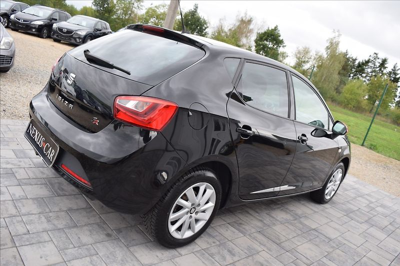 Seat Ibiza 1,2 i 66KW FR-LINE NÍZKÉ KM - fotka 7 z 39