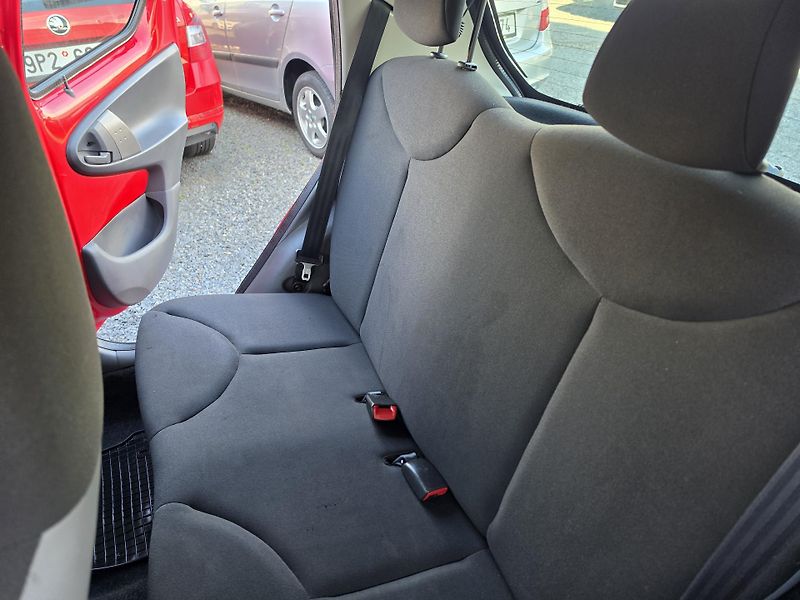 Toyota Aygo 1.0i 50kw - fotka 14 z 21