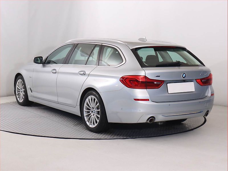 BMW Řada 5 (2017) Luxury Line 530d - fotka 4 z 21
