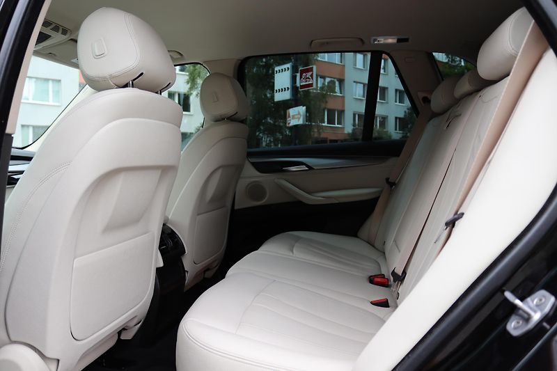 BMW X5 XDRIVE 40e F15 230kW DPH - fotka 32 z 48
