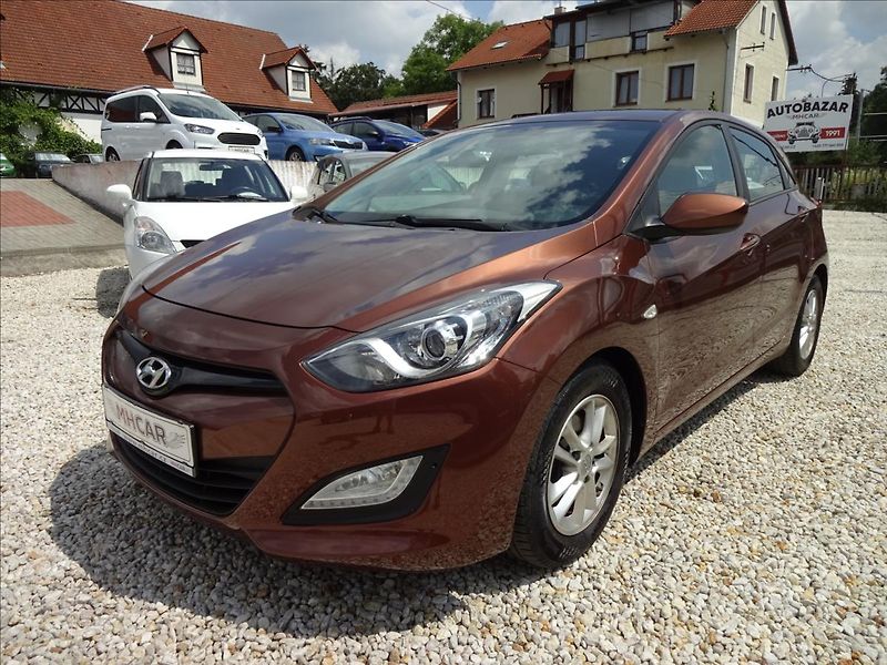 Hyundai i30 1,6i 88kW - fotka 2 z 48