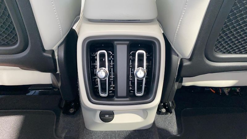 Volvo XC40 PLUS BRIGHT, B4 FWD, 145+10 kW - fotka 32 z 39