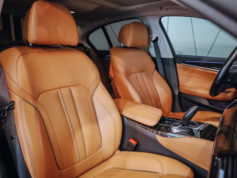 BMW Řada 5 530d xDrive 210 kW - fotka 24 z 28
