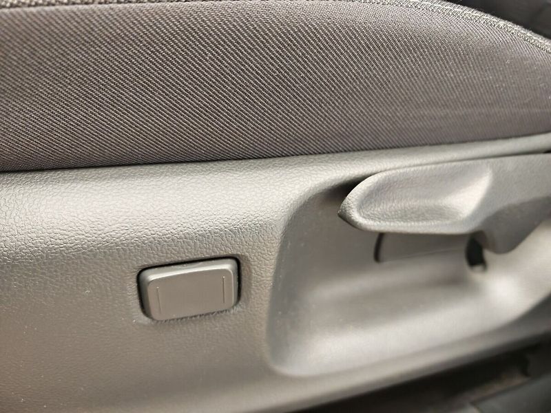 Toyota Yaris 1.5 Hybrid e-CVT Style - fotka 15 z 35