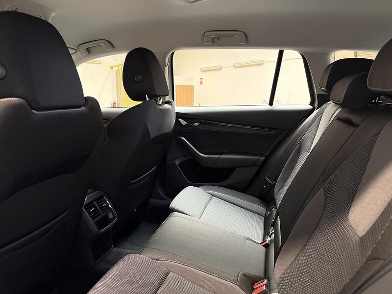 Škoda Octavia 1.5 TSI 110kW Ambition Combi - fotka 10 z 12