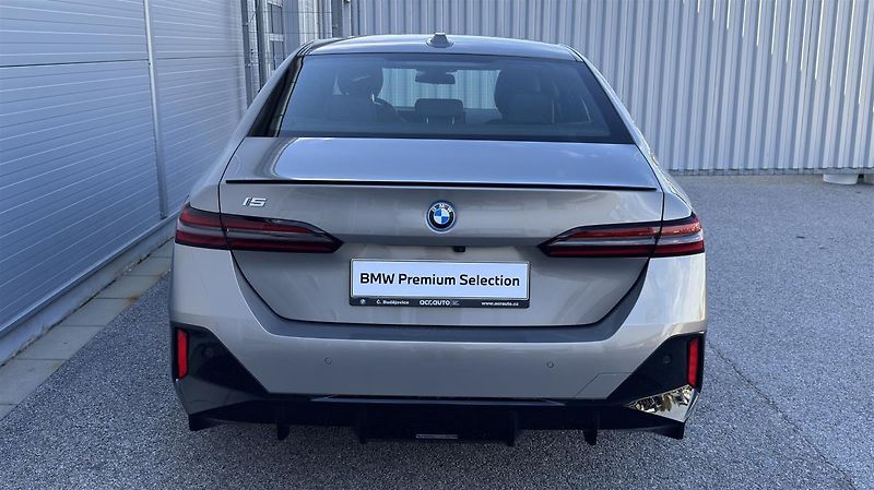 BMW i5 M60 xDrive Sedan - fotka 8 z 16