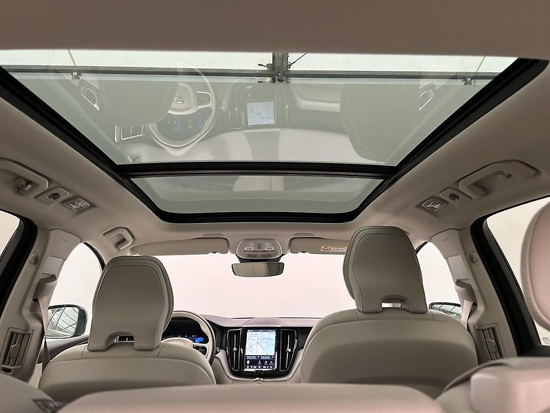 Volvo XC60 2.0  B4 4x4 PLUS  Black - fotka 27 z 32