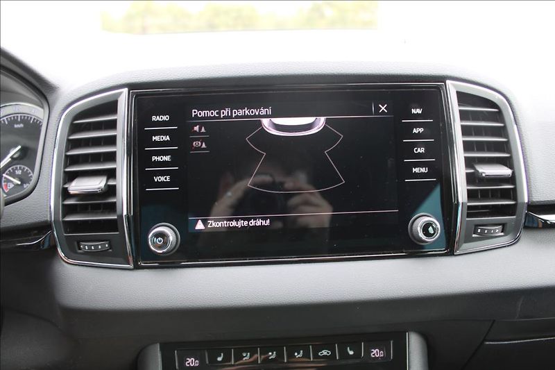 Škoda Karoq 2,0 TDi  DPH, ČR, SERVISKA - fotka 26 z 33