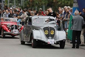 Na akci Jízda do vrchu a výstava historických vozidel se představilo na tři sta automobilů a motocyklů.