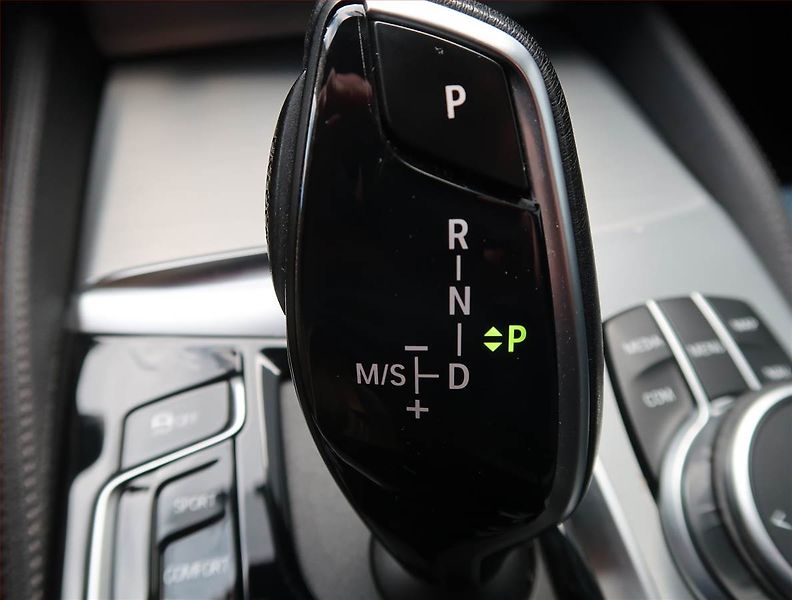 BMW Řada 5 (2020) 530d xDrive - fotka 12 z 15