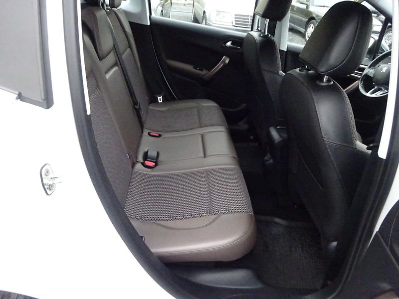 Peugeot 2008 1.2 VTi Allure AUTOMAT SERVIS - fotka 10 z 34