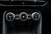 Otočné ovladače Smart Dials nastaví teplotu, hlasitost audia, jízdní režim a další funkce.
