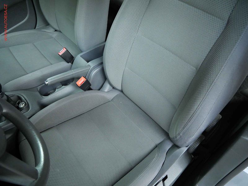 Volkswagen Golf (2006) 1.6 16V, ČR, AC, tempo, park - fotka 9 z 18