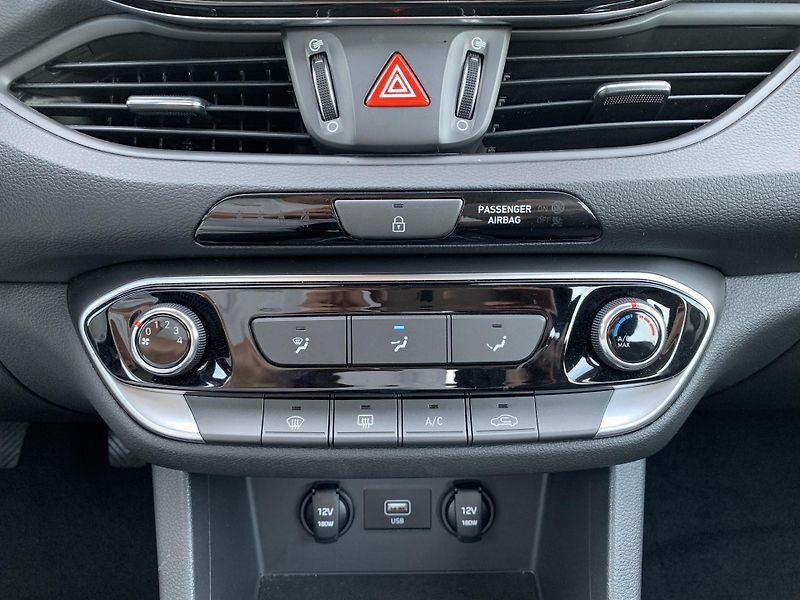 Hyundai i30 COMFORT 1.5i 80kW MAN6 - fotka 22 z 30