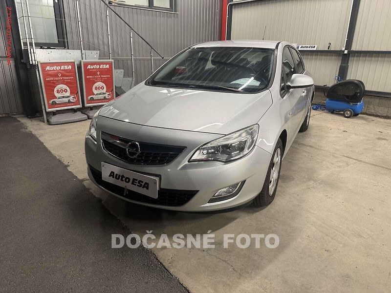 Opel Astra (2011) 1.4 i - fotka 1 z 3