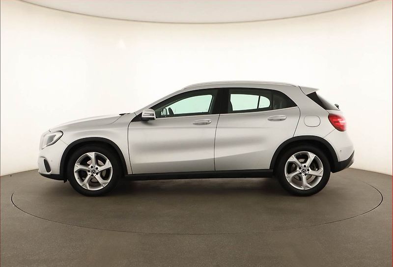 Mercedes-Benz GLA (2019) 180, Kůže, Navi, Tempomat - fotka 3 z 13