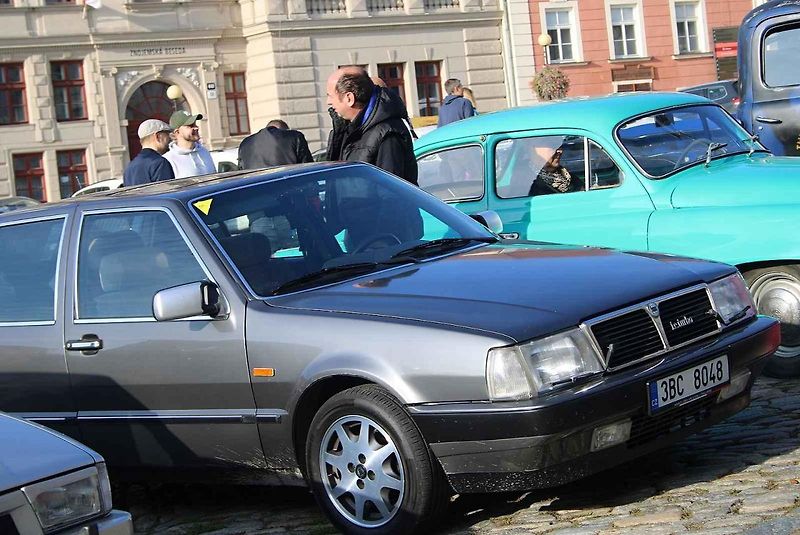 V pondělí 28. října byla na Masarykově náměstí ve Znojmě k vidění řada historických vozidel.