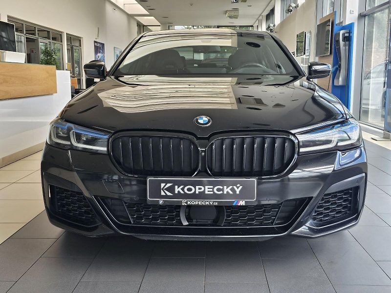 BMW Řada 5 M550i xDrive - fotka 2 z 32
