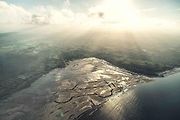 Na pláži Red Wharf Bay v Anglesey vytvořilo šestLand Roverů kilometrovou kresbu v písku.