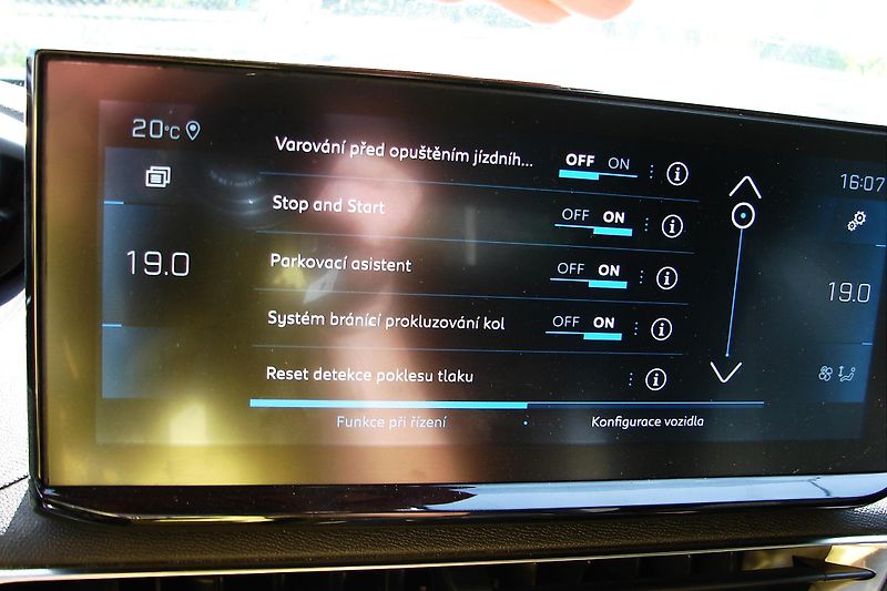 Peugeot 3008 1.5 BlueHDi 131PS 8EAT LED NAV - fotka 28 z 46
