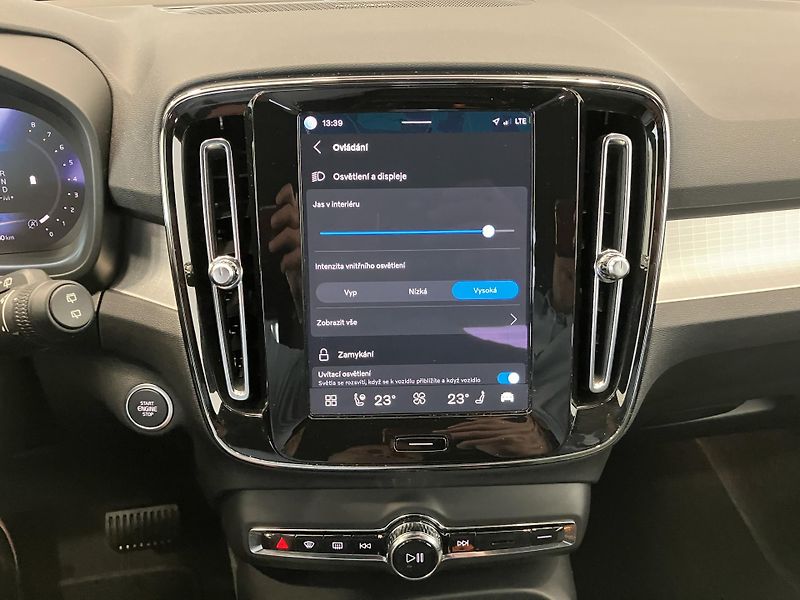 Volvo XC40 B3 FWD Plus Dark AT7 - fotka 32 z 39