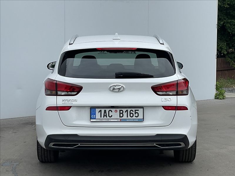 Hyundai i30 1,5 T-GDI AT7 Combi Smart PDC - fotka 22 z 22