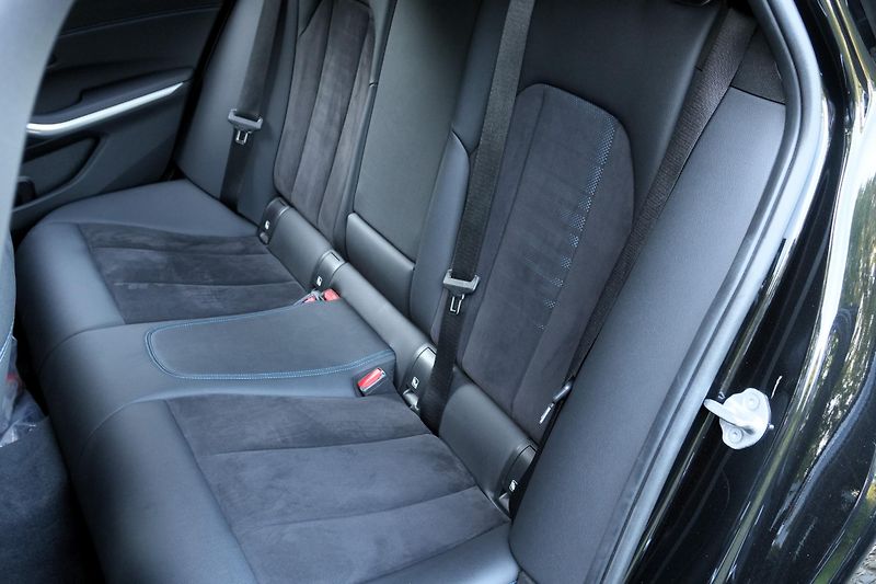BMW Řada 3 330d xDrive, Tažné, Kamera - fotka 31 z 37