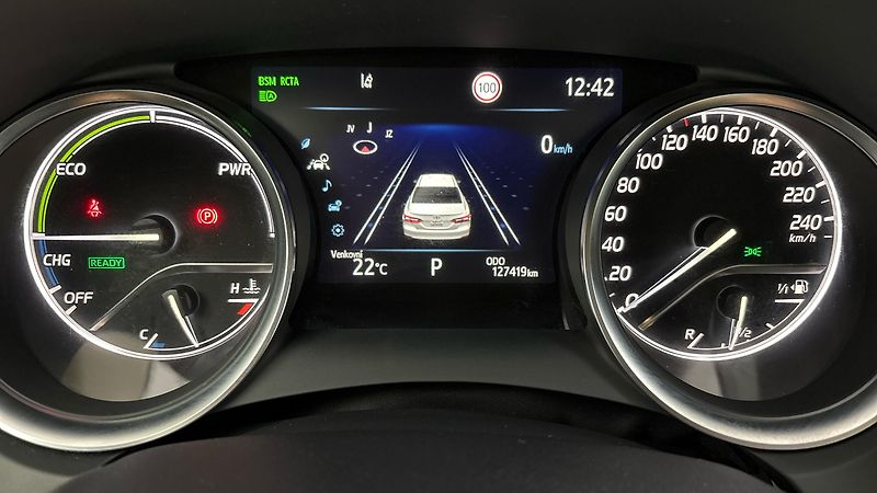 Toyota Camry 2.5 Hybrid AUT Executive - fotka 26 z 28