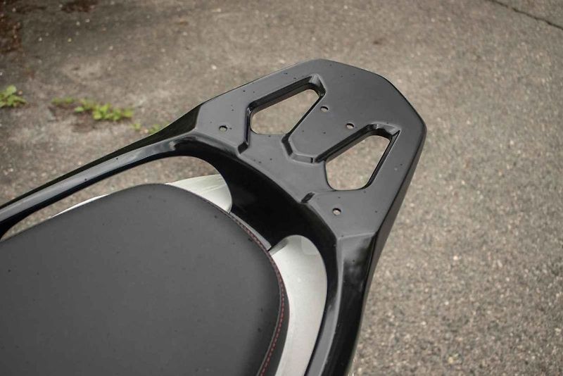 Ze sedla s výškou 780 mm dosáhne pohodlně na zem téměř každý jezdec.