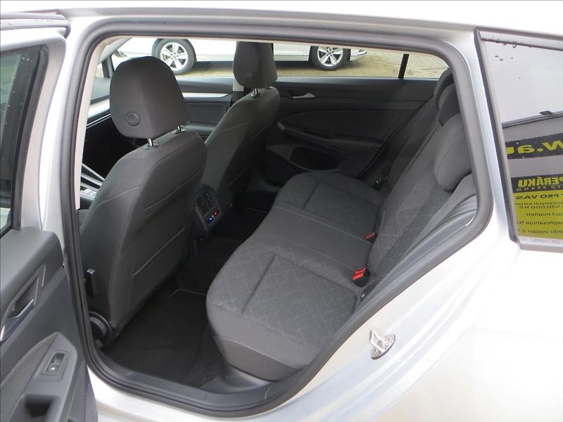 Volkswagen Golf 1,5 TSI 110kW Life DSG7 ČR - fotka 19 z 21
