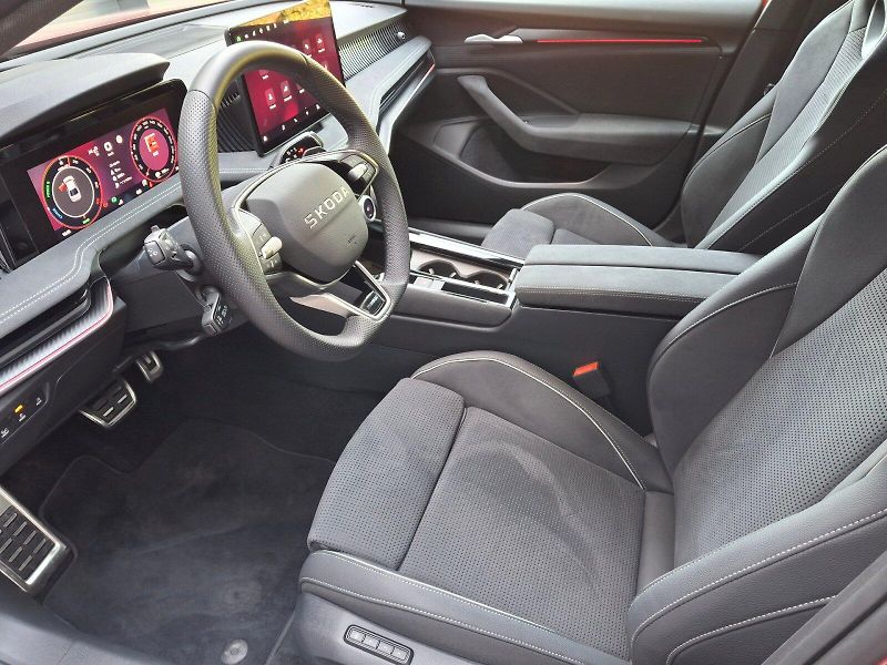 Škoda Superb (2025) iV SportLine DSG 1,5TSi 150kW - fotka 6 z 35