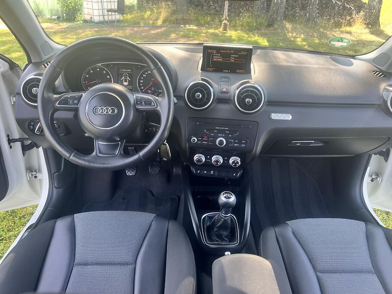 Audi A1 1.2TFSI 63KW,KůŽE,NAVI,2xALU - fotka 28 z 40
