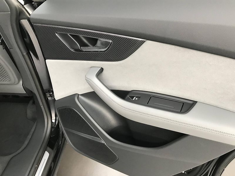 Audi Q8 (2025) SUV 60 Quattro 8TT 3,0TFSIe - fotka 12 z 20