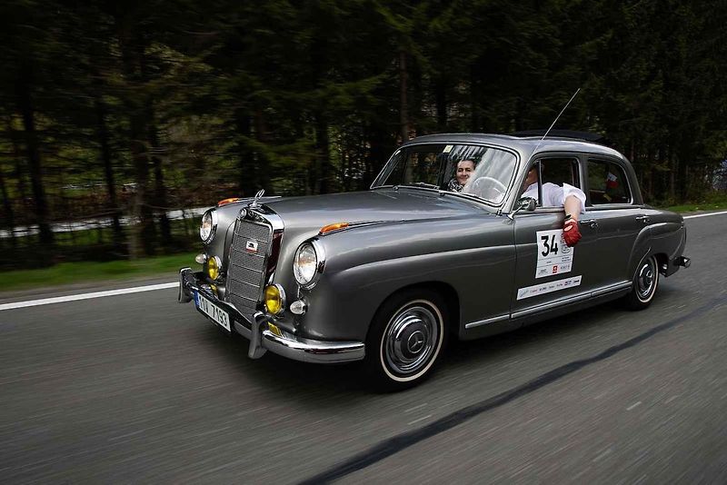 Všichni účastníci s vozy v cíli druhého ročníku Oldtimer Expressu, který mířil z Prahy do řeckých Atén.