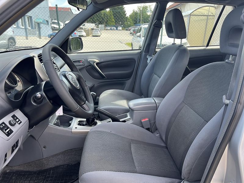 Toyota RAV4 2.0 D-4D 4x4 KLIMATIZACE ALU  - fotka 9 z 33