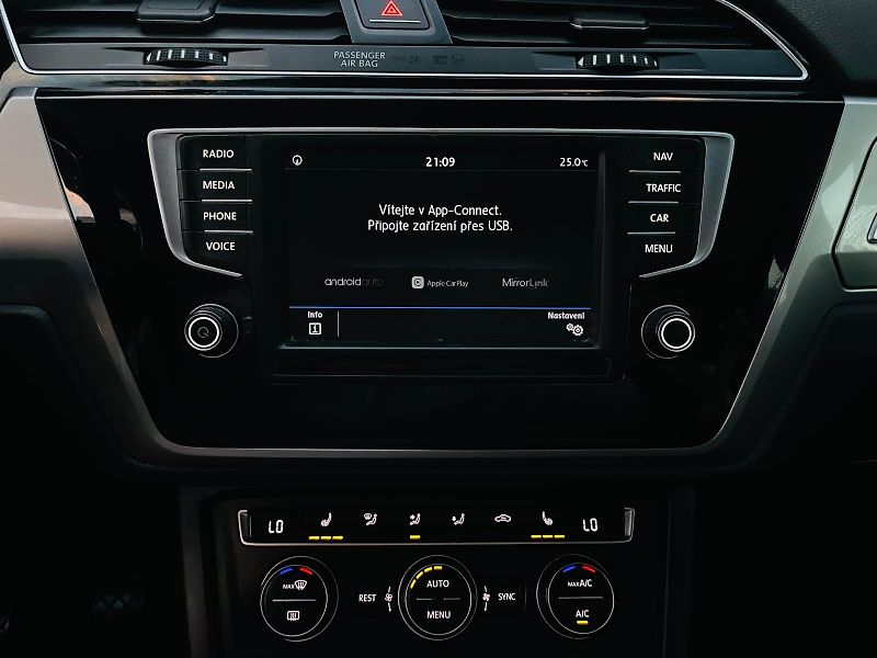 Volkswagen Touran 1.6TDI MAN 7MÍST LED SERVISKA - fotka 38 z 45