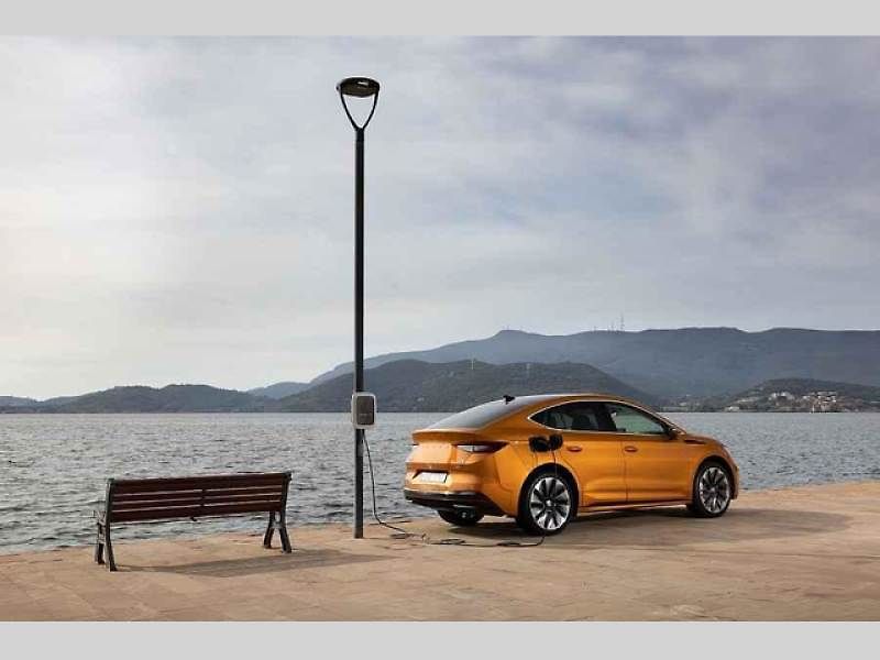 Plně elektrické SUV Škoda Enyaq Coupé iV (na snímku) se představilo v roce 2022 a vzbudilo u zákazníků velký zájem. Automobilka zrychluje svoji elektrickou ofenzivu: do roku 2026 představí tři zcela nové elektrické modely a další budou následovat.