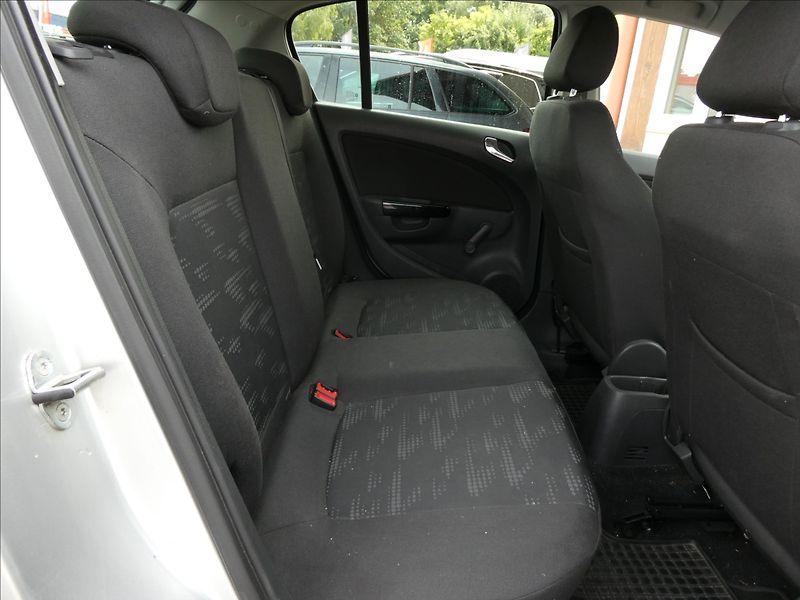 Opel Corsa 1,4 16V 74kW, drobné vady laku - fotka 24 z 42